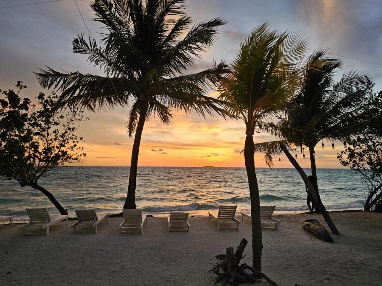 The Sunset Villa Dhiffushi Bagian luar foto