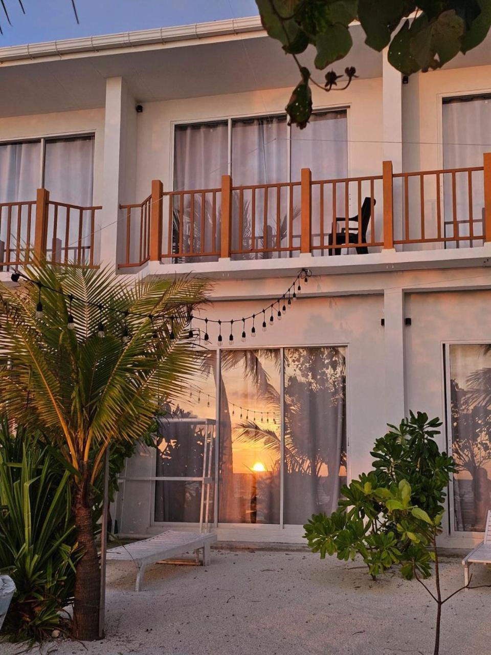 The Sunset Villa Dhiffushi Bagian luar foto
