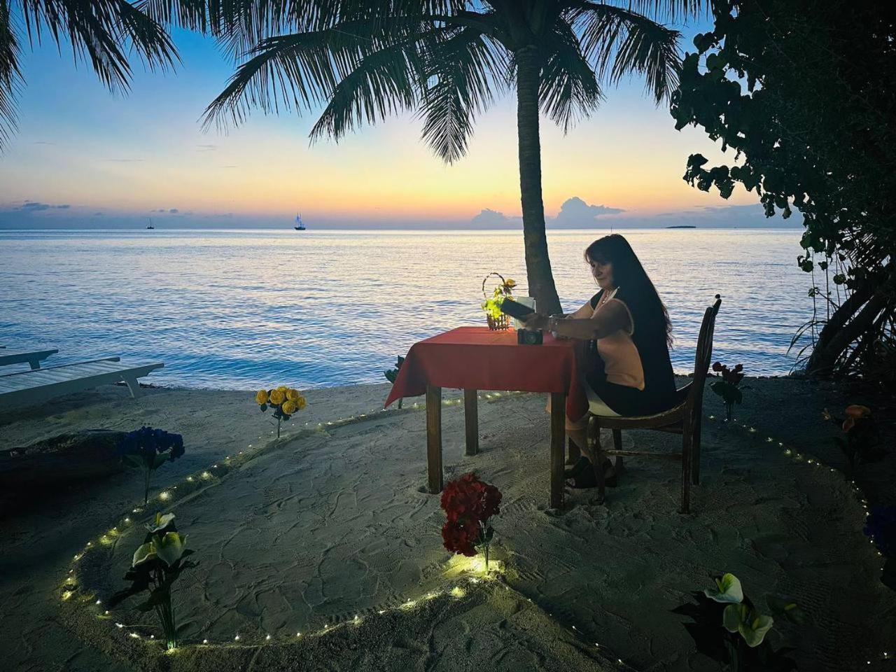 The Sunset Villa Dhiffushi Bagian luar foto