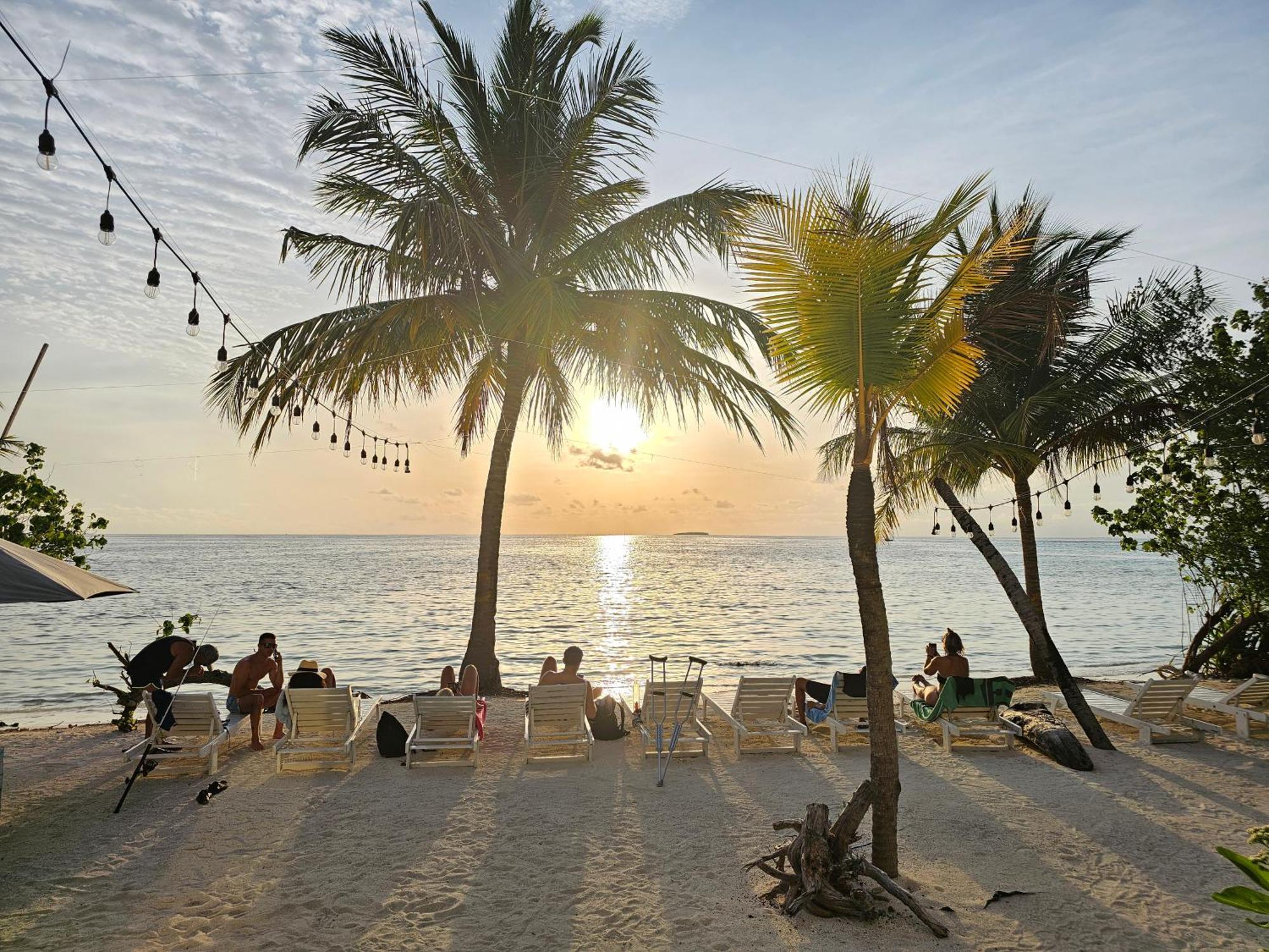 The Sunset Villa Dhiffushi Bagian luar foto